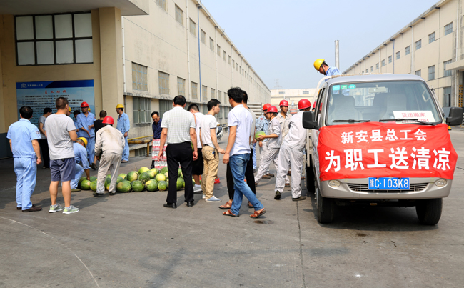 縣總工會到萬基控股集團(tuán)送清涼